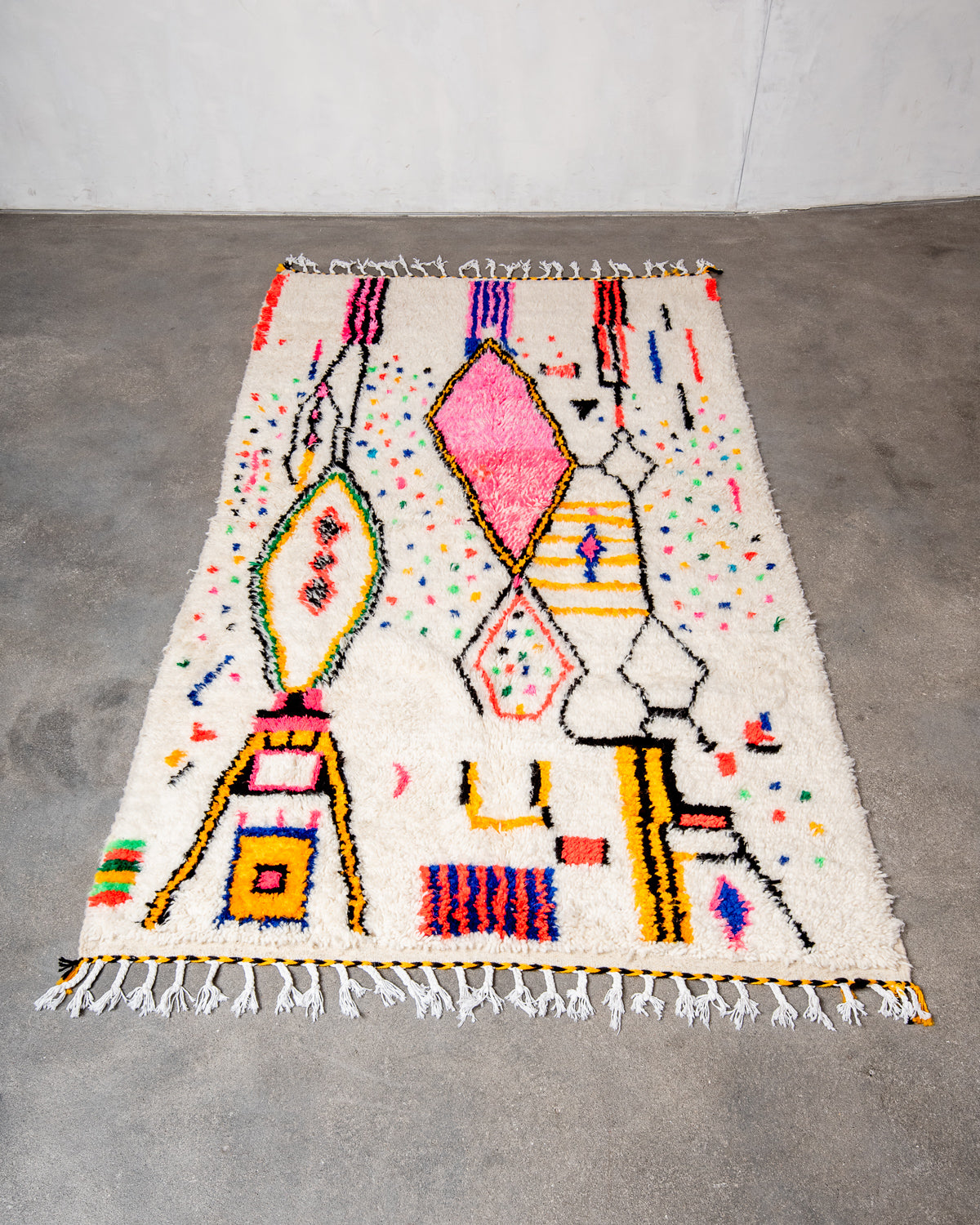 Modern designer handcrafted Berber rug from Morocco. Azilal rug with beautiful colors and patterns. Made of sheep’s wool and colourful cotton.